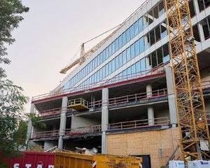 Binnenschrijnwerk in praktijk - uniek werfbezoek op 25 november 2026 aan nieuwbouw vrt studio's cover
